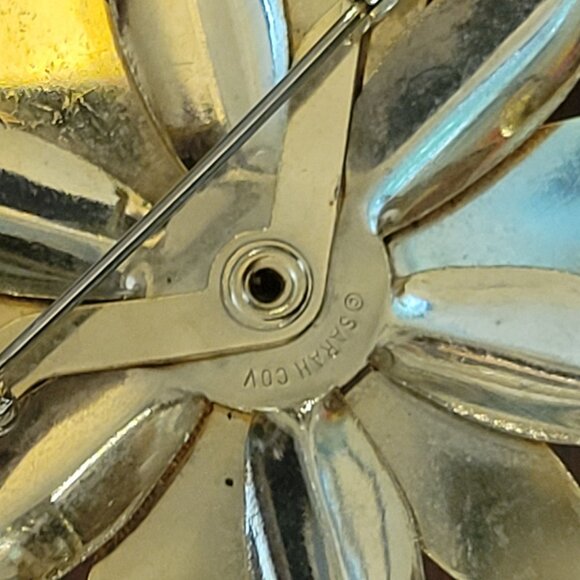 Vintage Sarah Coventry Flower Pin Brooch Gold-Tone Metal Daisy Design 2-Inch Dia - Picture 4 of 5